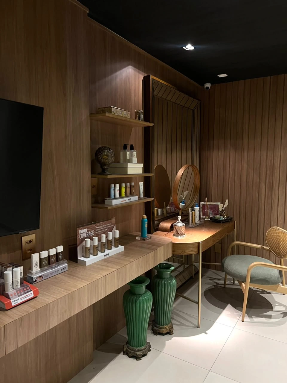 Ambiente da Clínica Caiena com espelhos, bancada e produtos de cuidado