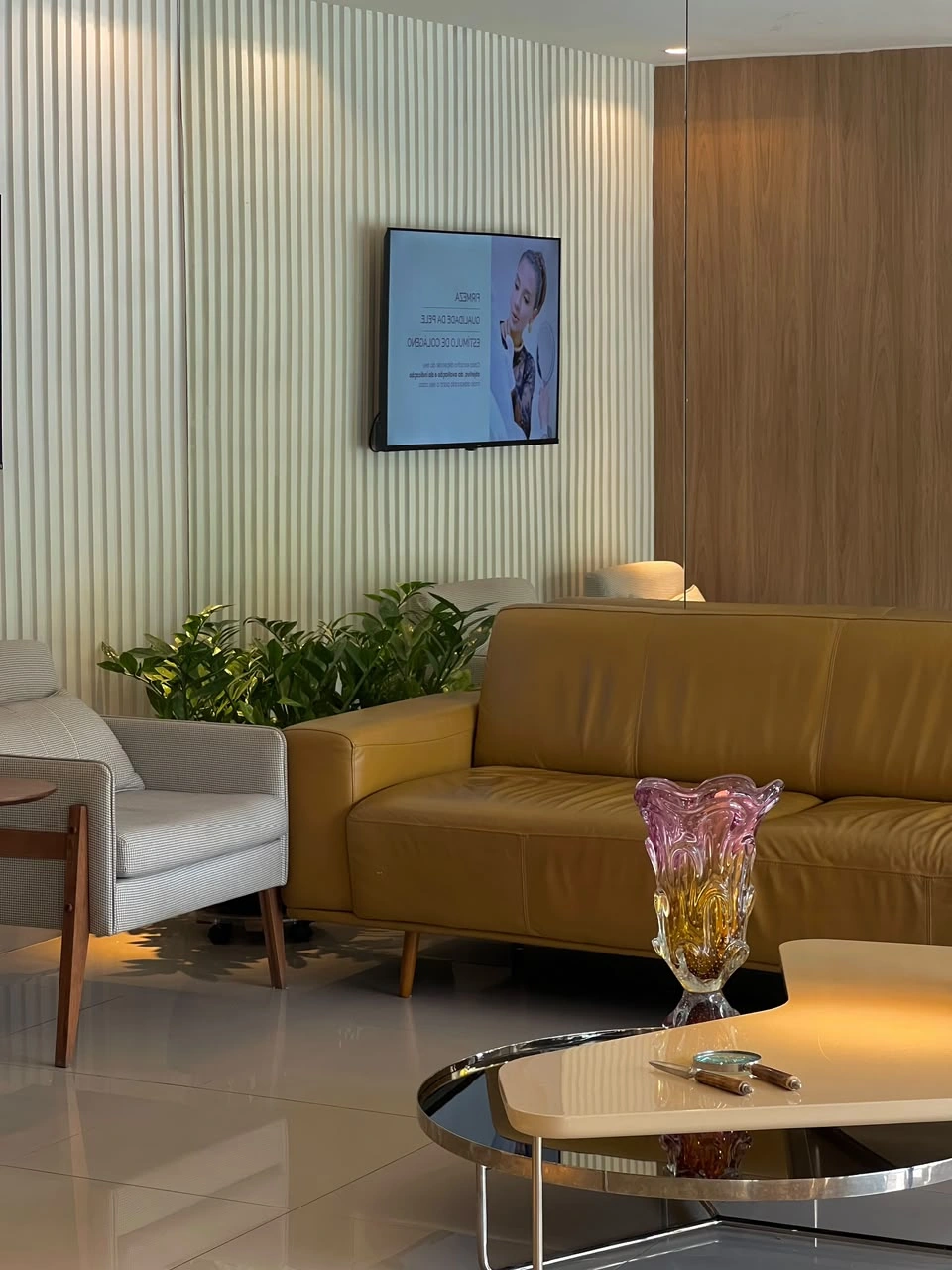 Sala de espera da Clínica Caiena, com poltronas e sofá para acolher as pacientes