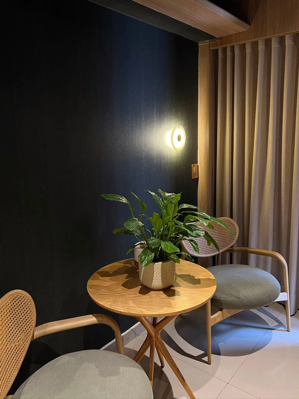 Ambiente de conforto da Clínica Caiena, com poltronas e iluminação acolhedora